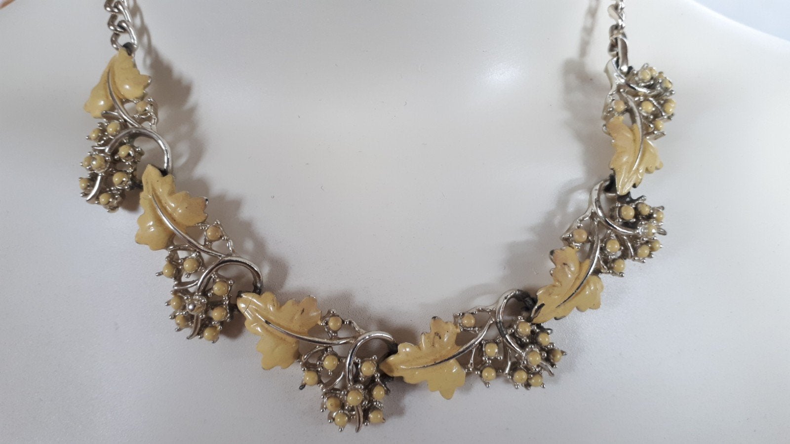 Ketting Gele Bladeren/Bessen in Koud Emaille., Sieraden, Tassen en Uiterlijk, Ophalen of Verzenden, Overige materialen, Ketting