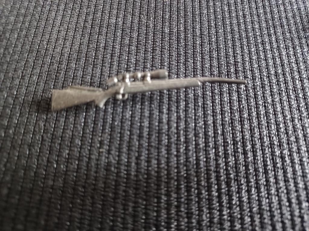 Pin van een metalen geweer L & Brown No 23, Verzamelen, Speldjes, Pins en Buttons, Ophalen, Gebruikt, Overige onderwerpen, Speldje of Pin