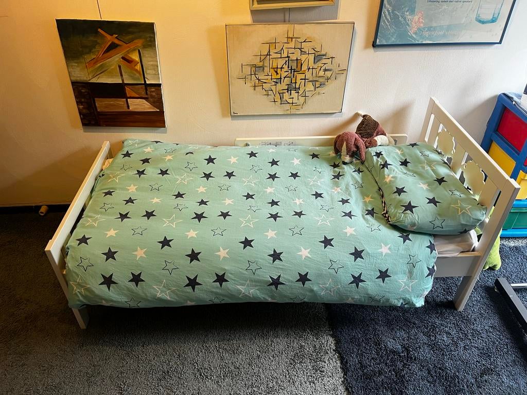 IKEA kinderbedje met matras en beddengoed, Kinderen en Baby's, Kinderkamer | Bedden, Ophalen, 70 tot 85 cm, Zo goed als nieuw