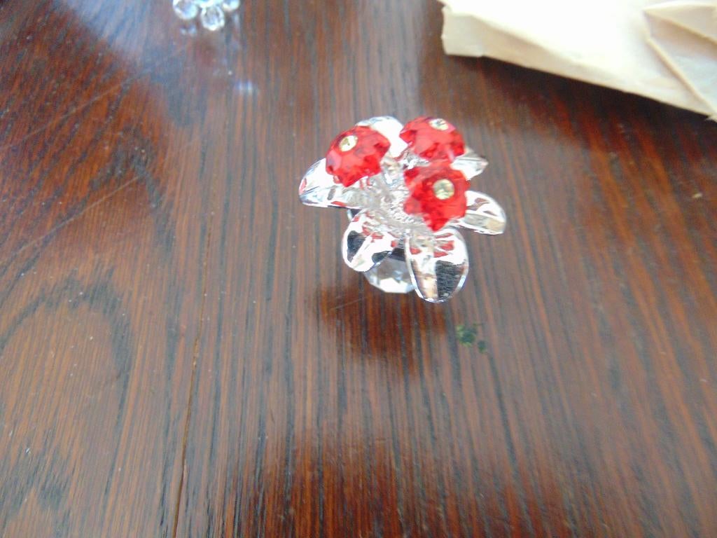 Swarovski vaasje met rode bloemen, Verzamelen, Swarovski, Ophalen of Verzenden, Zo goed als nieuw, Figuurtje