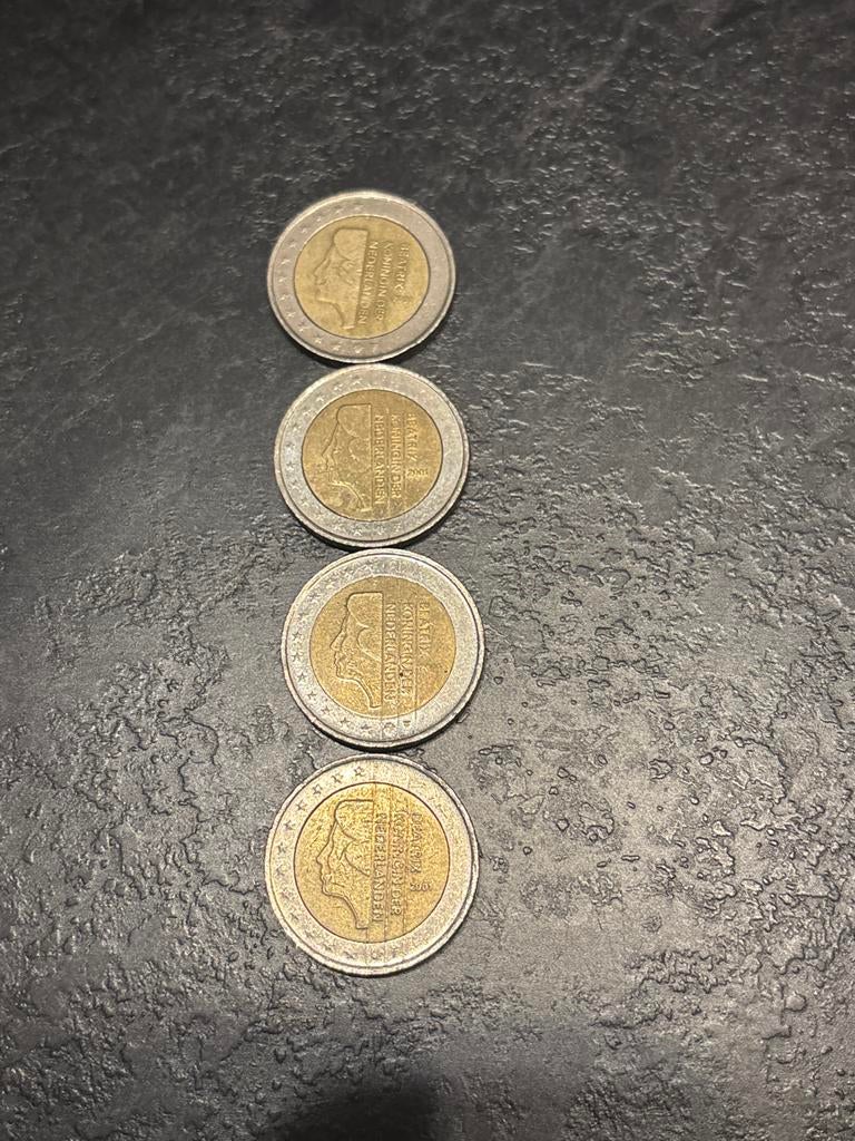 4 stuks  Beatrix 2 euro munten 2001, Postzegels en Munten, Munten | Nederland, Ophalen of Verzenden, Koningin Beatrix, Euro's