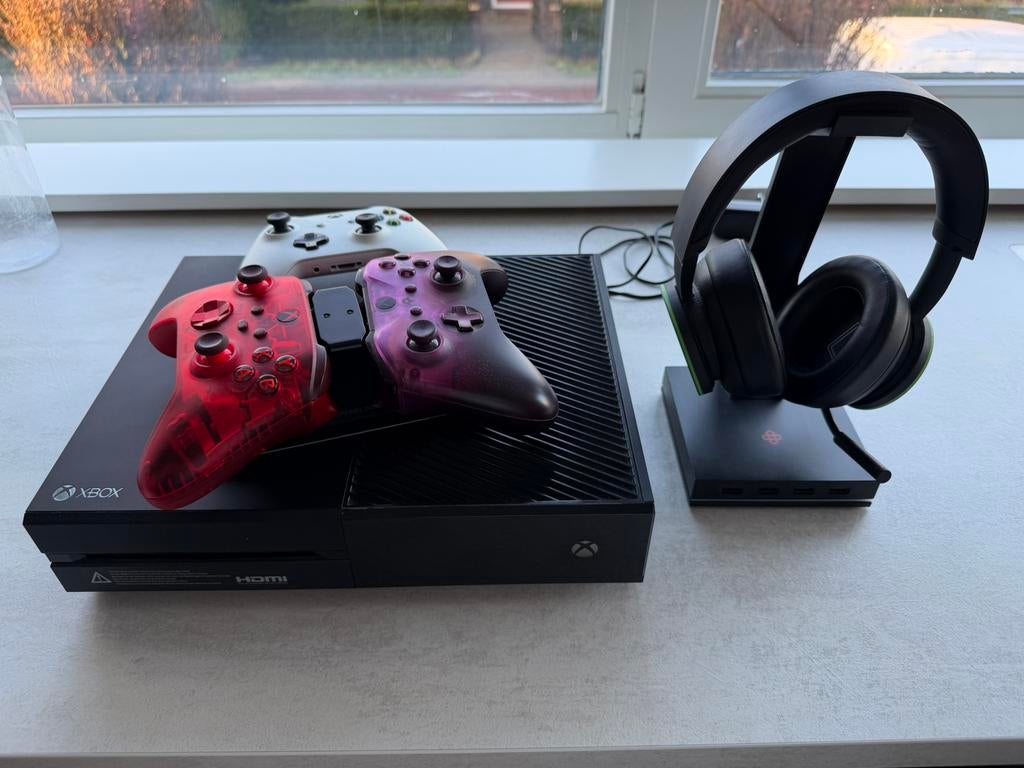 Xbox One 500GB + 3 controllers + headset + oplaadstation, Ophalen, 500 GB, Xbox One, Zo goed als nieuw
