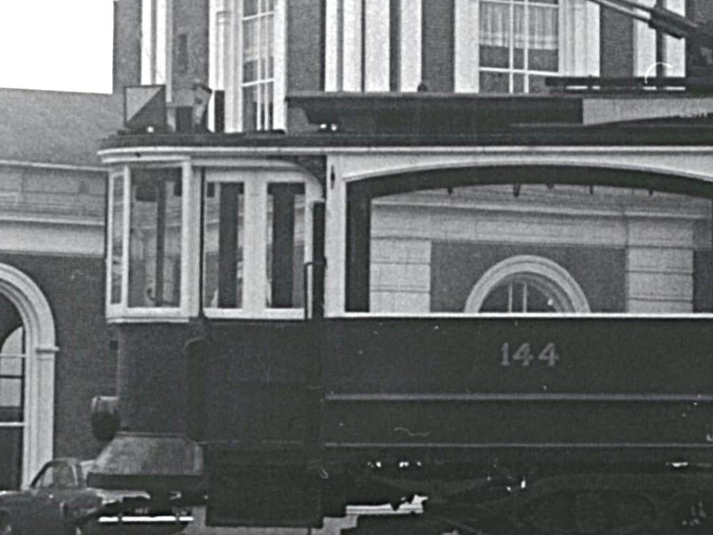 945998 Foto Tram 144 Amsterdam 12-3-1975, Verzamelen, Spoorwegen en Tramwegen, Ophalen of Verzenden, Zo goed als nieuw, Tram, Kaart of Prent
