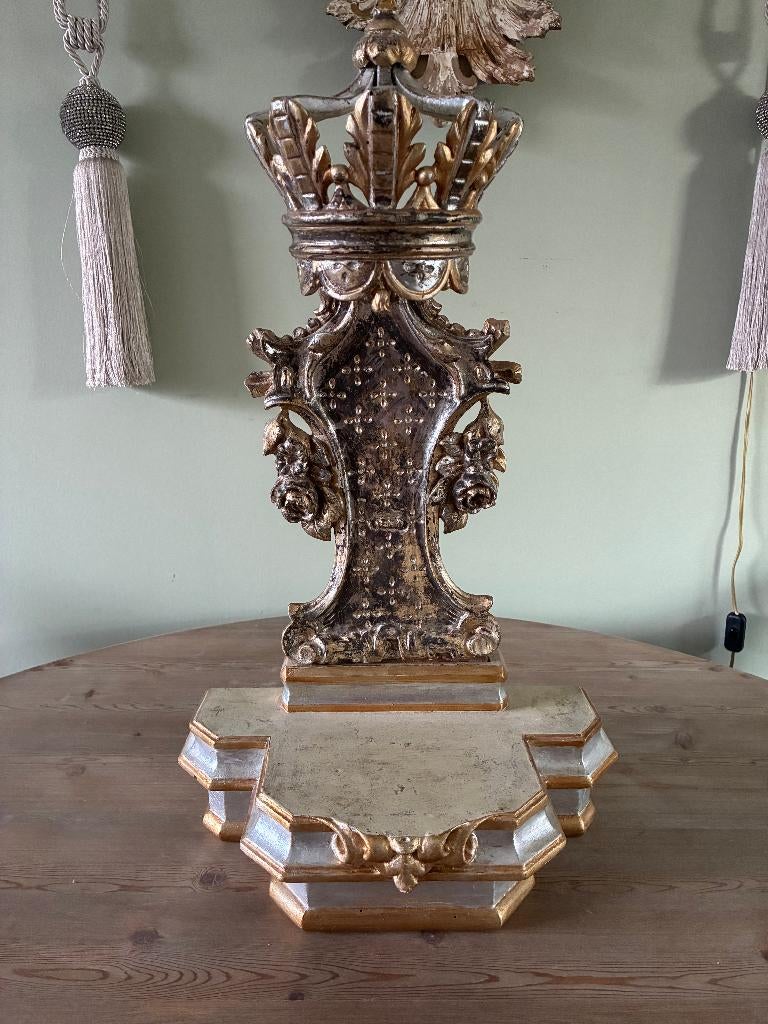 Antiek altaartje met kroon, Ophalen of Verzenden