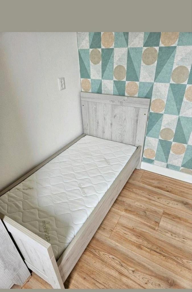 Babybed/ ledikant, Kinderen en Baby's, Kinderkamer | Bedden, Ophalen, 70 tot 85 cm, Zo goed als nieuw, Minder dan 140 cm