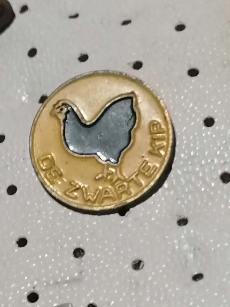 SPELD 11  DE ZWARTE KIP, Ophalen of Verzenden, Gebruikt, Merk, Speldje of Pin