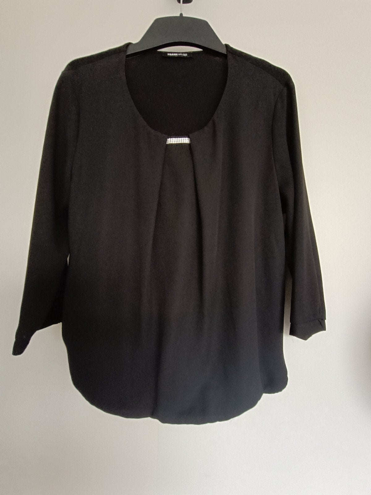 Zwarte blouse- Frank Walder- decoratieve sluiting, Zwart, Maat 42/44 (L), Ophalen of Verzenden, Zo goed als nieuw