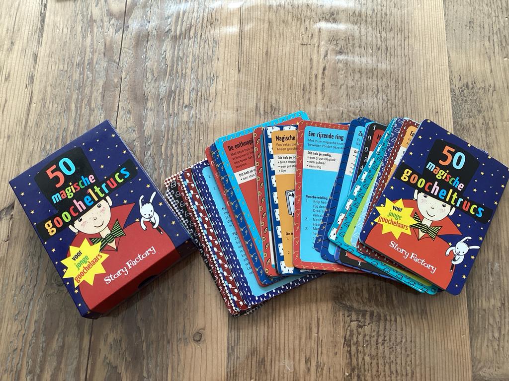 50 Magische Goocheltrucs voor Jonge Goochelaars, Hobby en Vrije tijd, Ophalen of Verzenden, Zo goed als nieuw