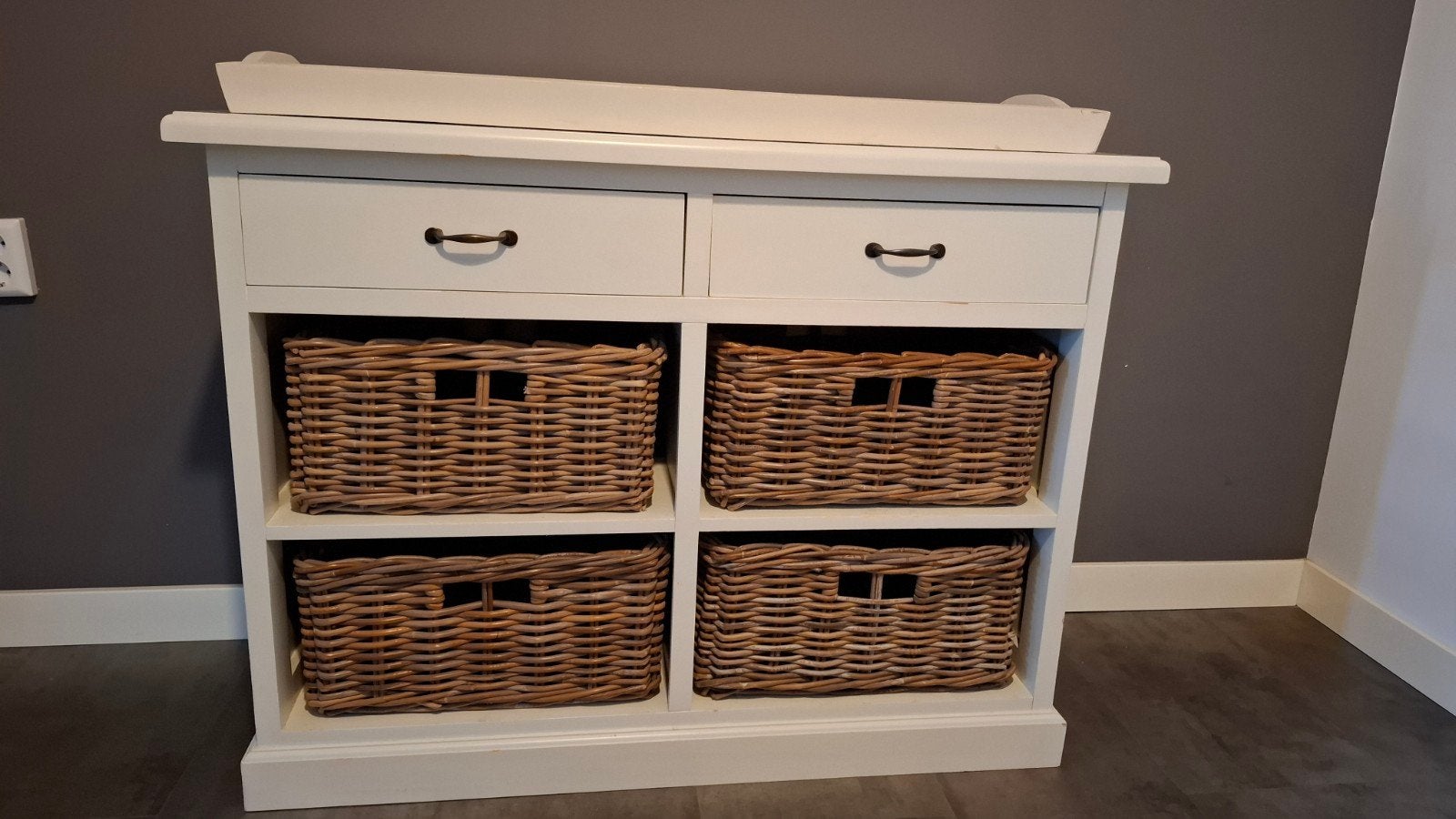 Witte brocante kast met rieten manden, Ophalen, Gebruikt, 25 tot 50 cm, 100 tot 150 cm