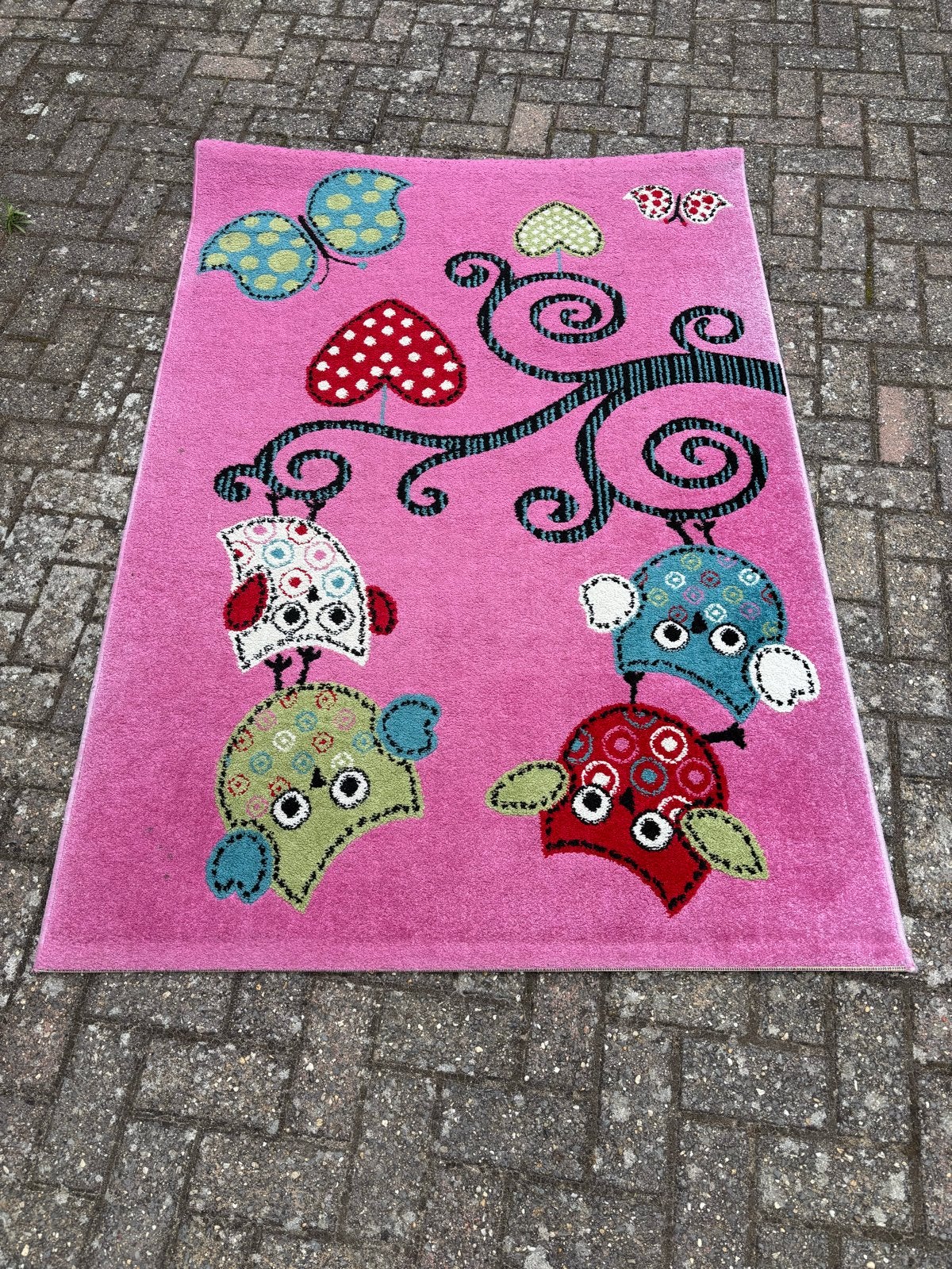Roze kindertapijt met vrolijke uilen en vlinders, Ophalen, Gebruikt, 100 tot 150 cm, 150 tot 200 cm