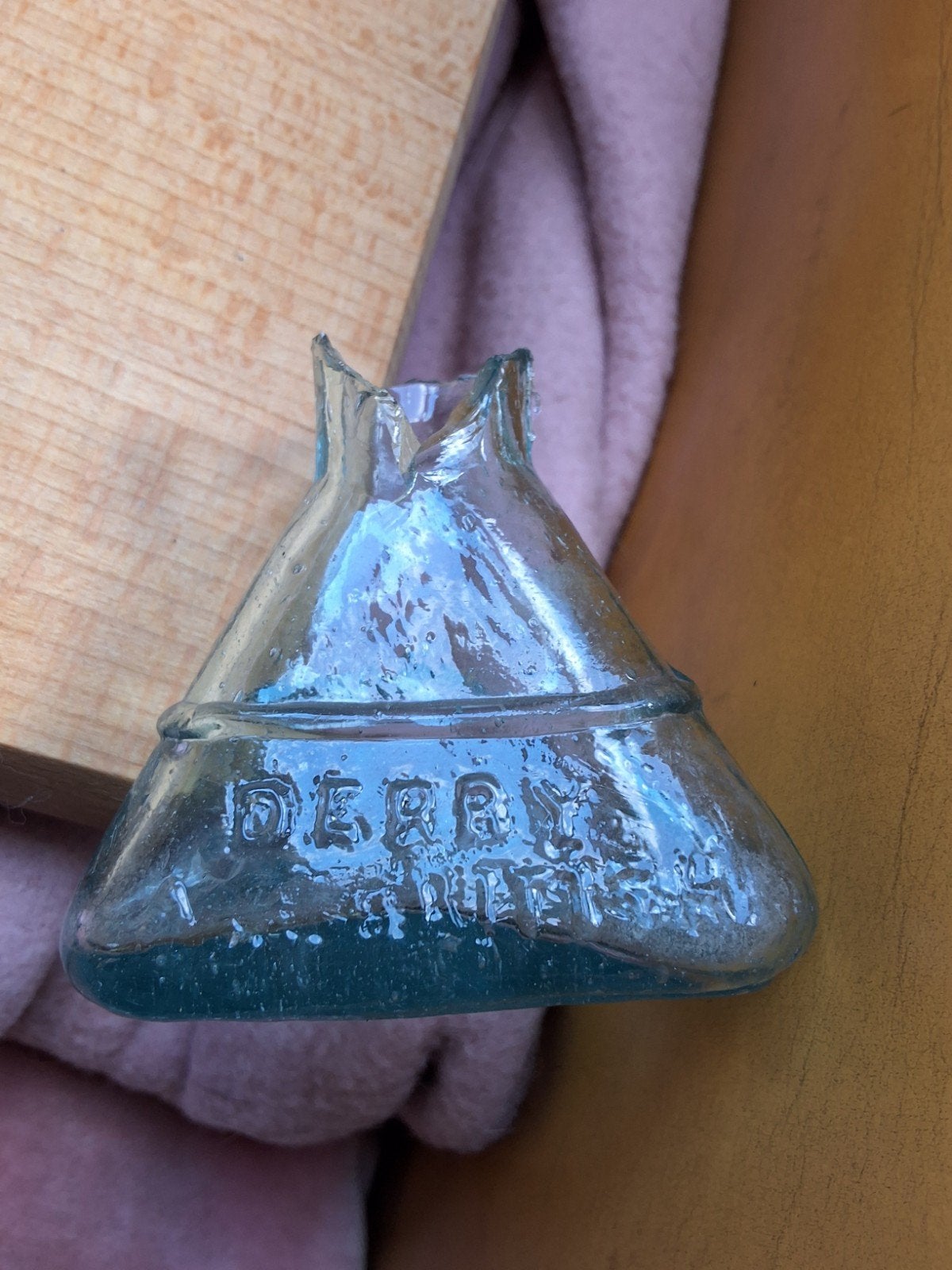Antieke glazen fles 'DERBY'  Uniek verzamelobject hoogte 6cm, Antiek en Kunst, Ophalen of Verzenden