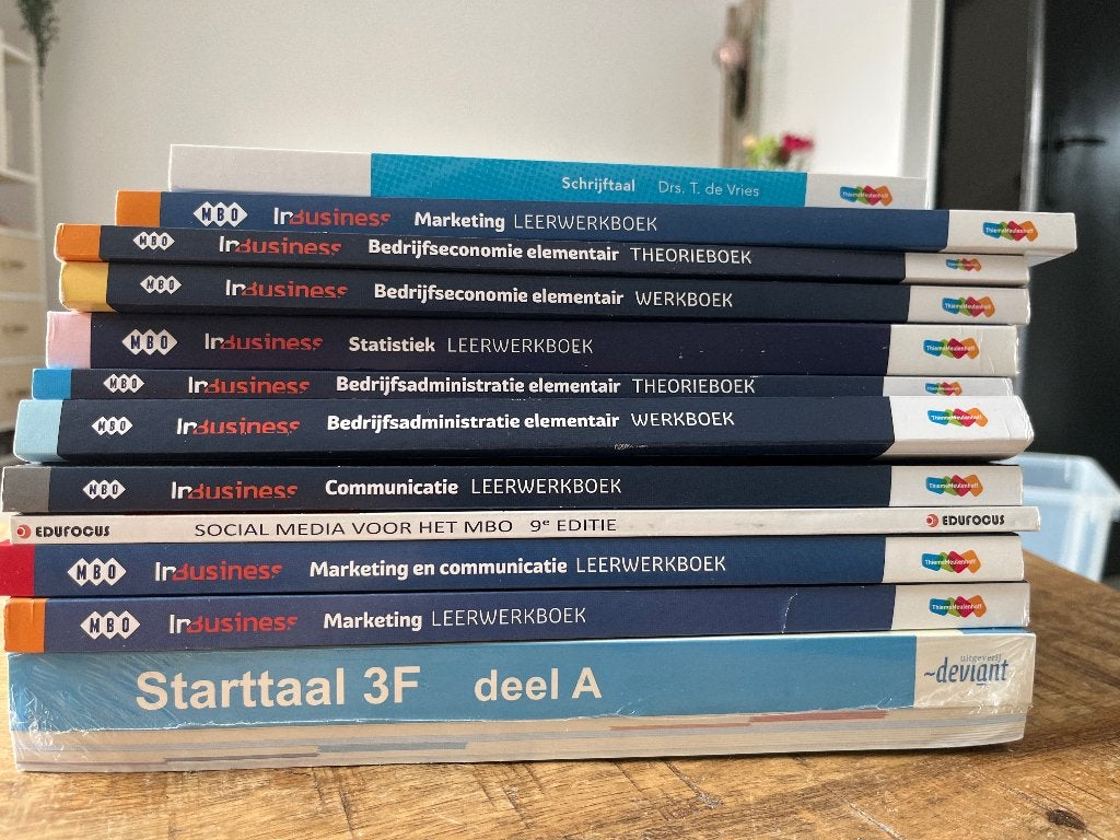 Boeken MBO 4 Marketing & Communicatie - Leerjaar 2, Boeken, ThiemeMeulenhoff, Ophalen of Verzenden, Zo goed als nieuw, Economie en Marketing