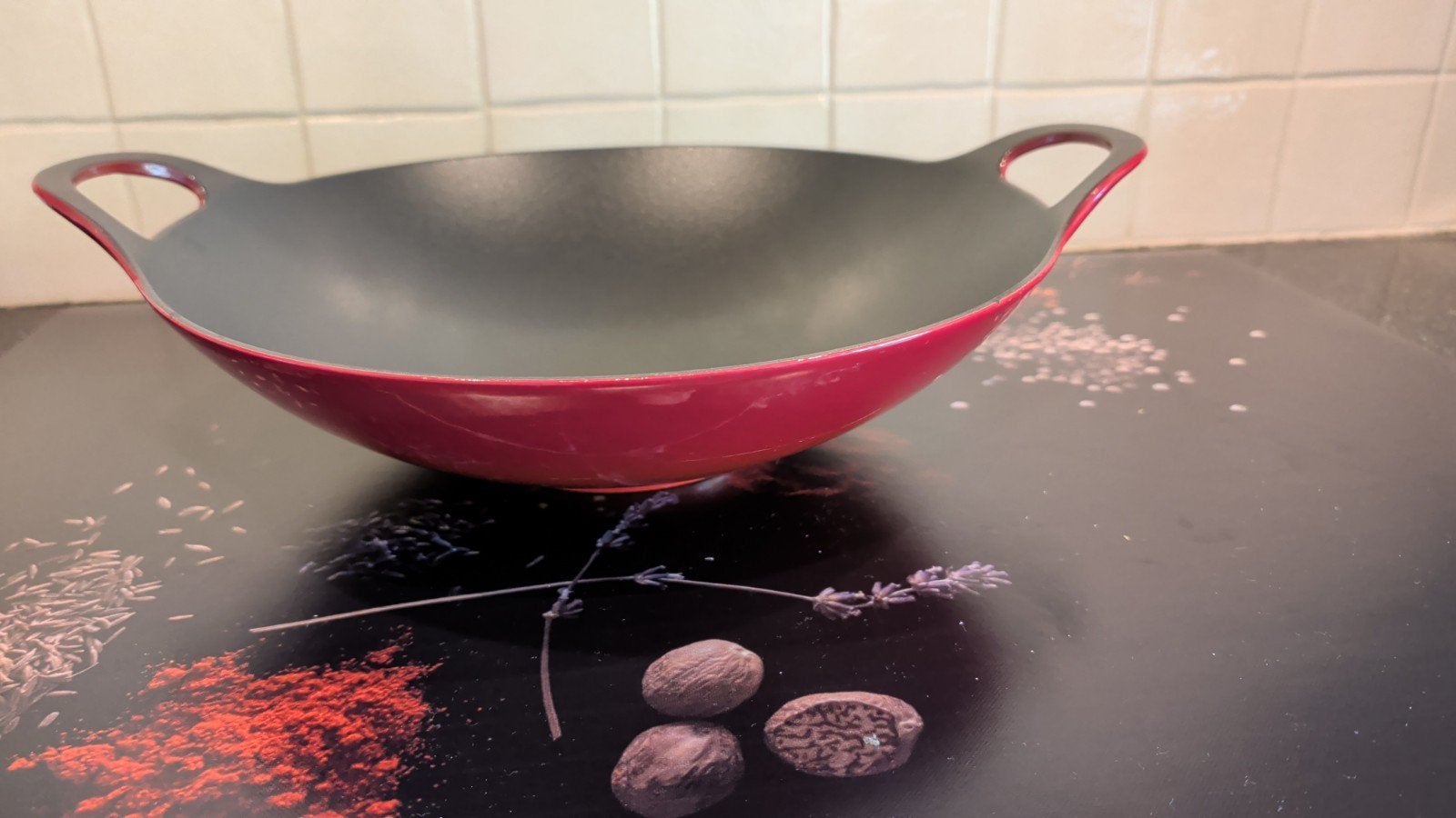 Nieuwe Gietijzeren Wokpan 34 cm - Geschikt voor Inductie, Gietijzer, Nieuw, Ophalen of Verzenden, Geschikt voor inductie