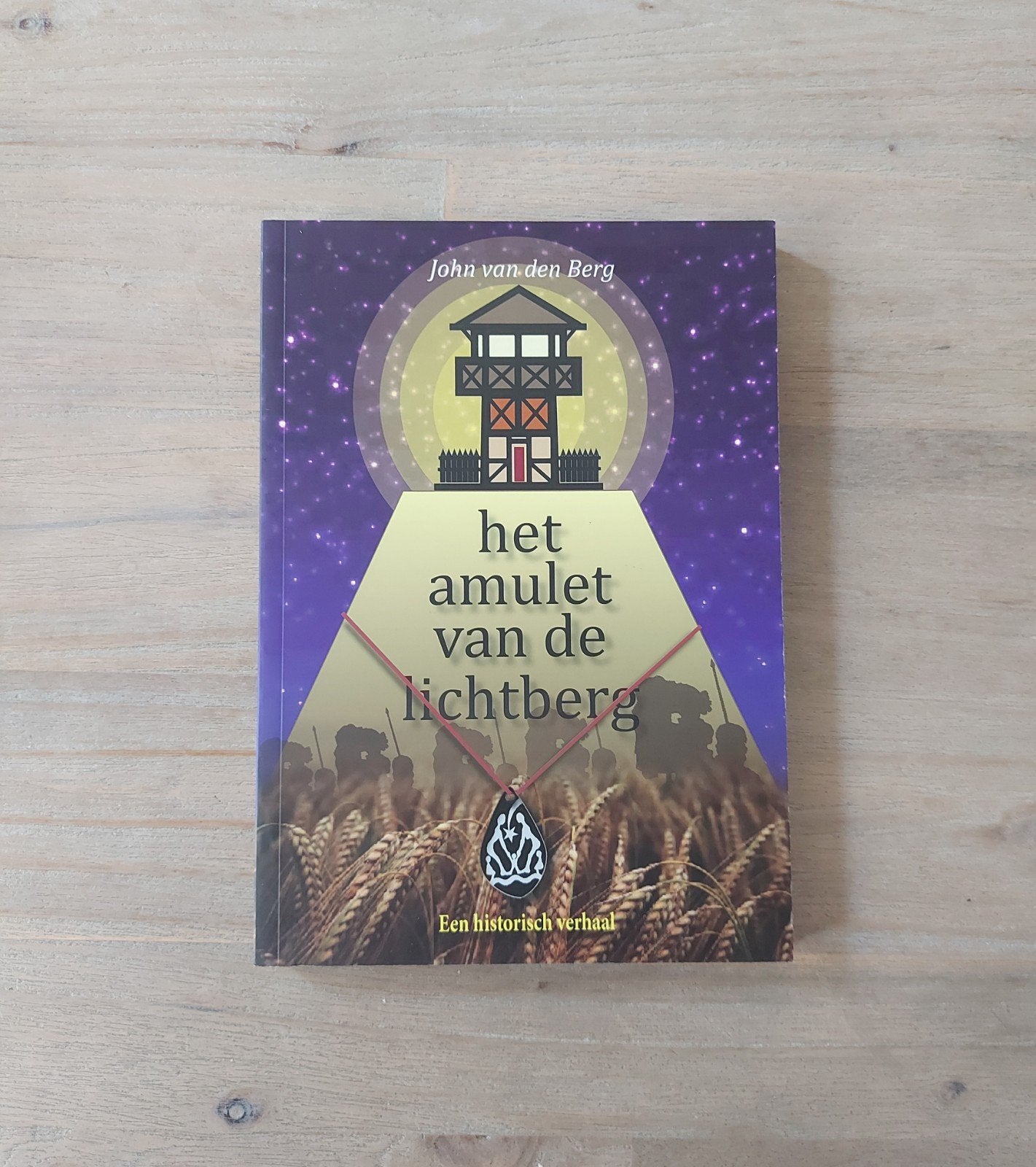 John van den Berg - Het amulet van de lichtberg, Boeken, Geschiedenis | Wereld, Gelezen, Europa, Ophalen of Verzenden