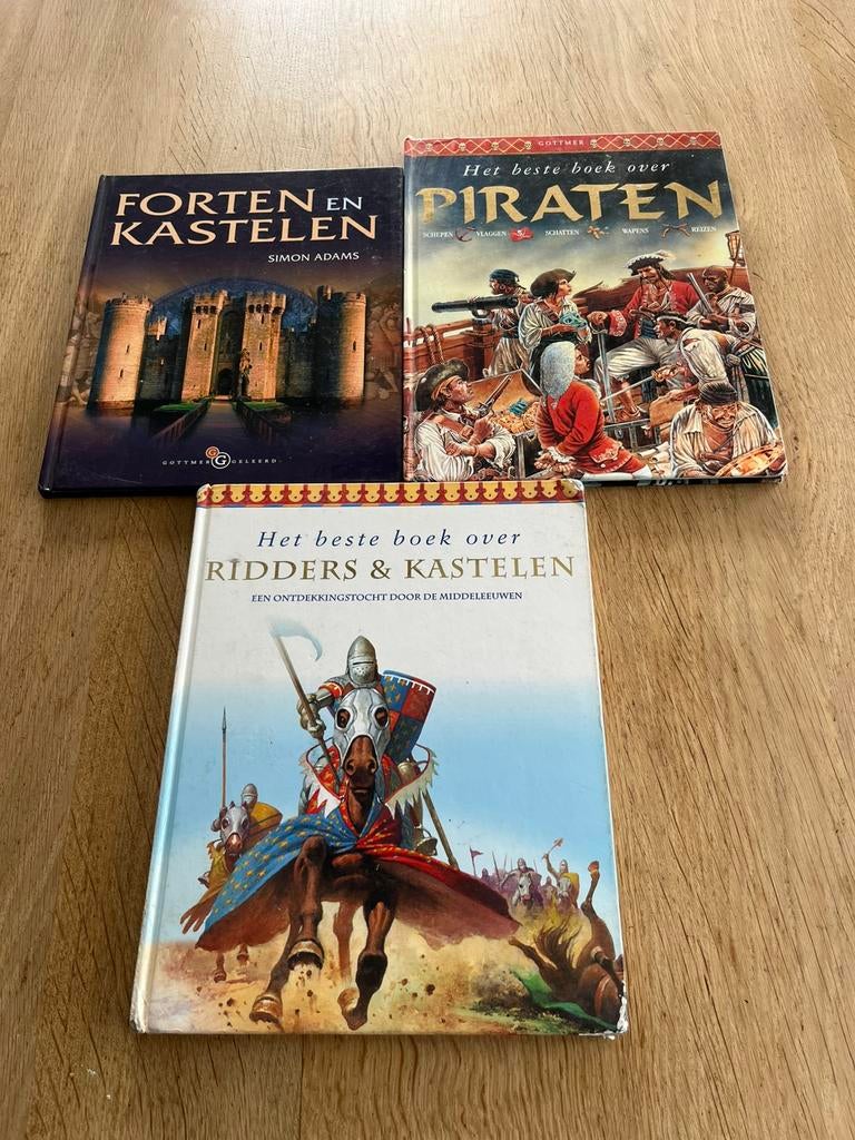 3 boeken over Ridders, kastelen,Piraten , forten, Ophalen of Verzenden, Gelezen