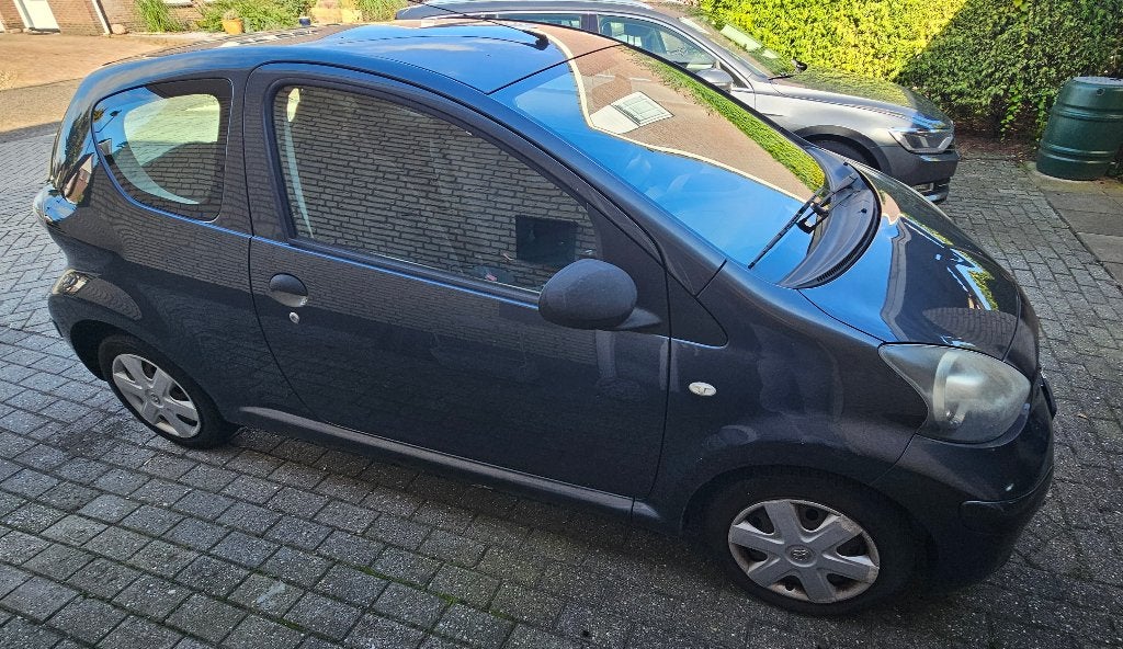 Toyota Aygo 1.0 12V Vvt-i 3DRS MMT 2011 Grijs, Auto's, Voorwielaandrijving, Stof, Zwart, 4 stoelen