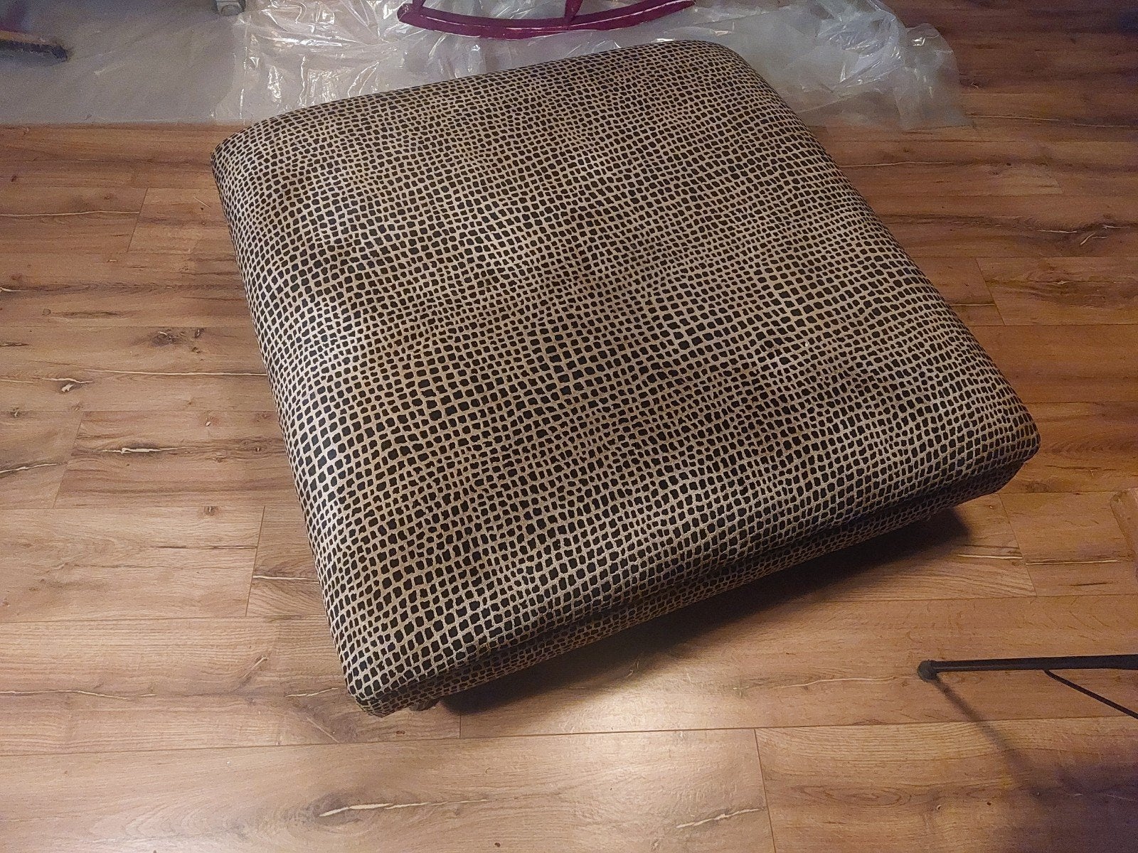 luipaardprint poef met zilveren pootjes, Ophalen, Vierkant, 75 tot 100 cm, Zo goed als nieuw