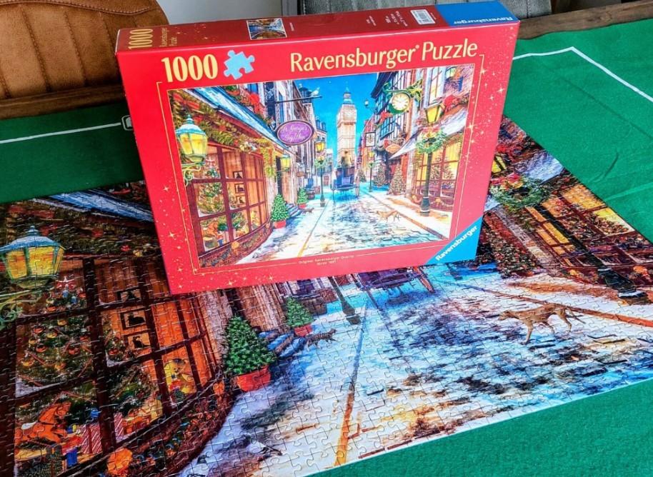 Ravensburger - winkelstraat in London - 1000 stukjes, Ophalen of Verzenden, 500 t/m 1500 stukjes, Zo goed als nieuw, Legpuzzel