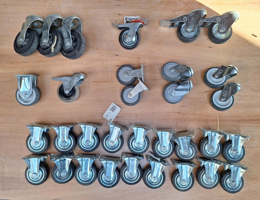 Zwenk- en bokwielen – 32 stuks - transport- en meubelwielen, Doe-het-zelf en Verbouw, Zwenkwielen, Zo goed als nieuw, Ophalen of Verzenden
