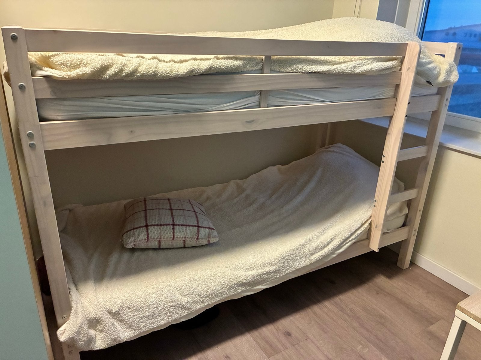 Stevig stapelbed met 1 matras - ideaal voor kleine ruimtes, Ophalen, Gebruikt, 90 cm, Eenpersoons