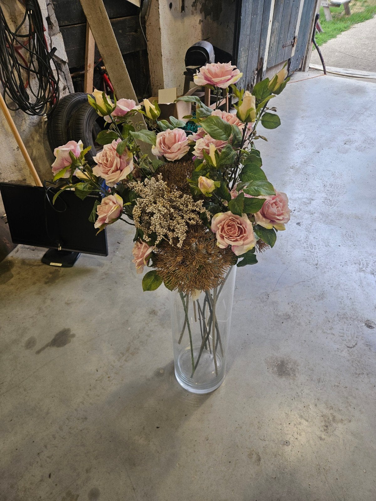 Grote glazen vaas met kunstbloemen en hoge mand met groen, Inclusief decoratie, Transparant, Ophalen of Verzenden, Glas