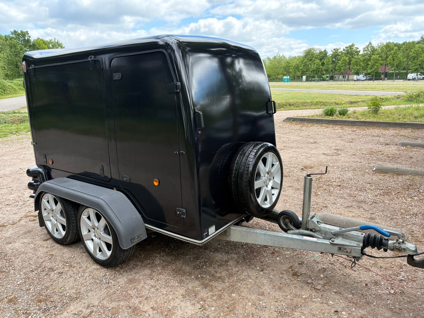 Zwarte polyester gesloten dubbelassige aanhangwagen, Ophalen, Gebruikt