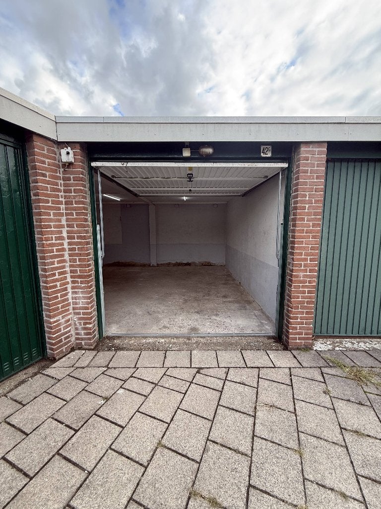 NAALDWIJK: HOEKGARAGEBOX TE KOOP – CIRCA 34 M²