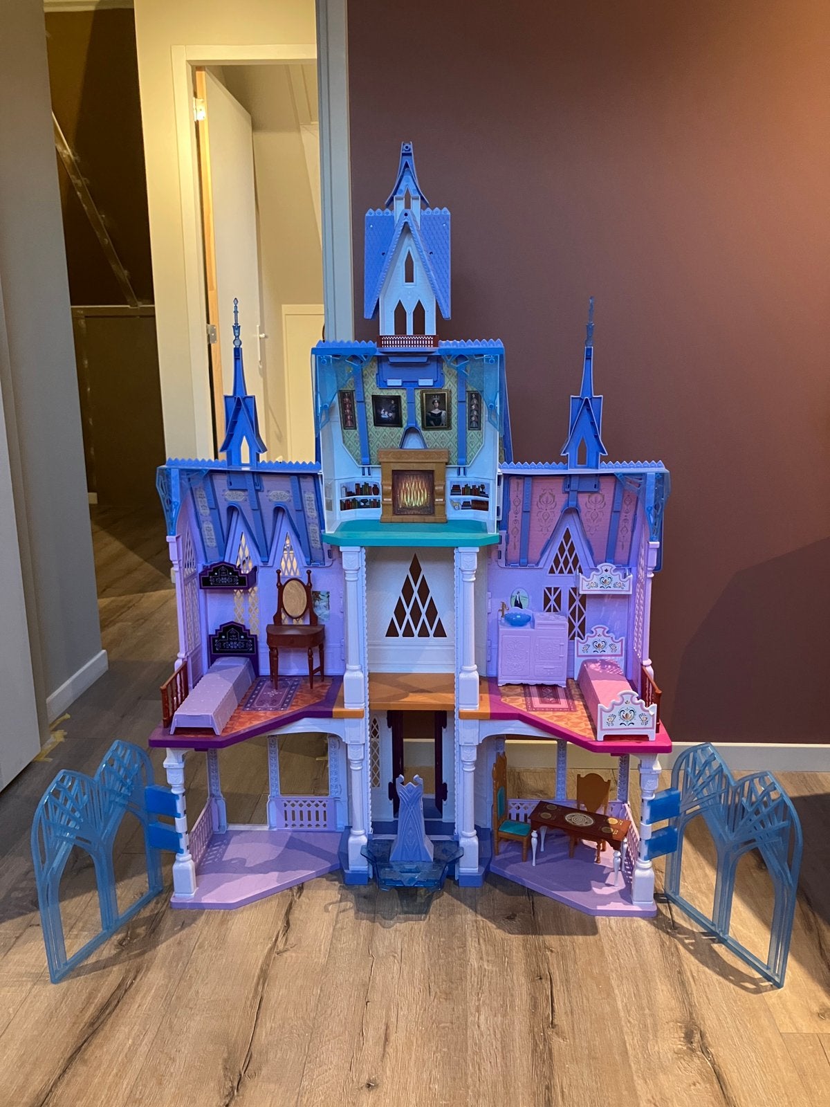 Prachtig groot Frozen kasteel (145cm hoog), Ophalen, Zo goed als nieuw, Poppenhuis