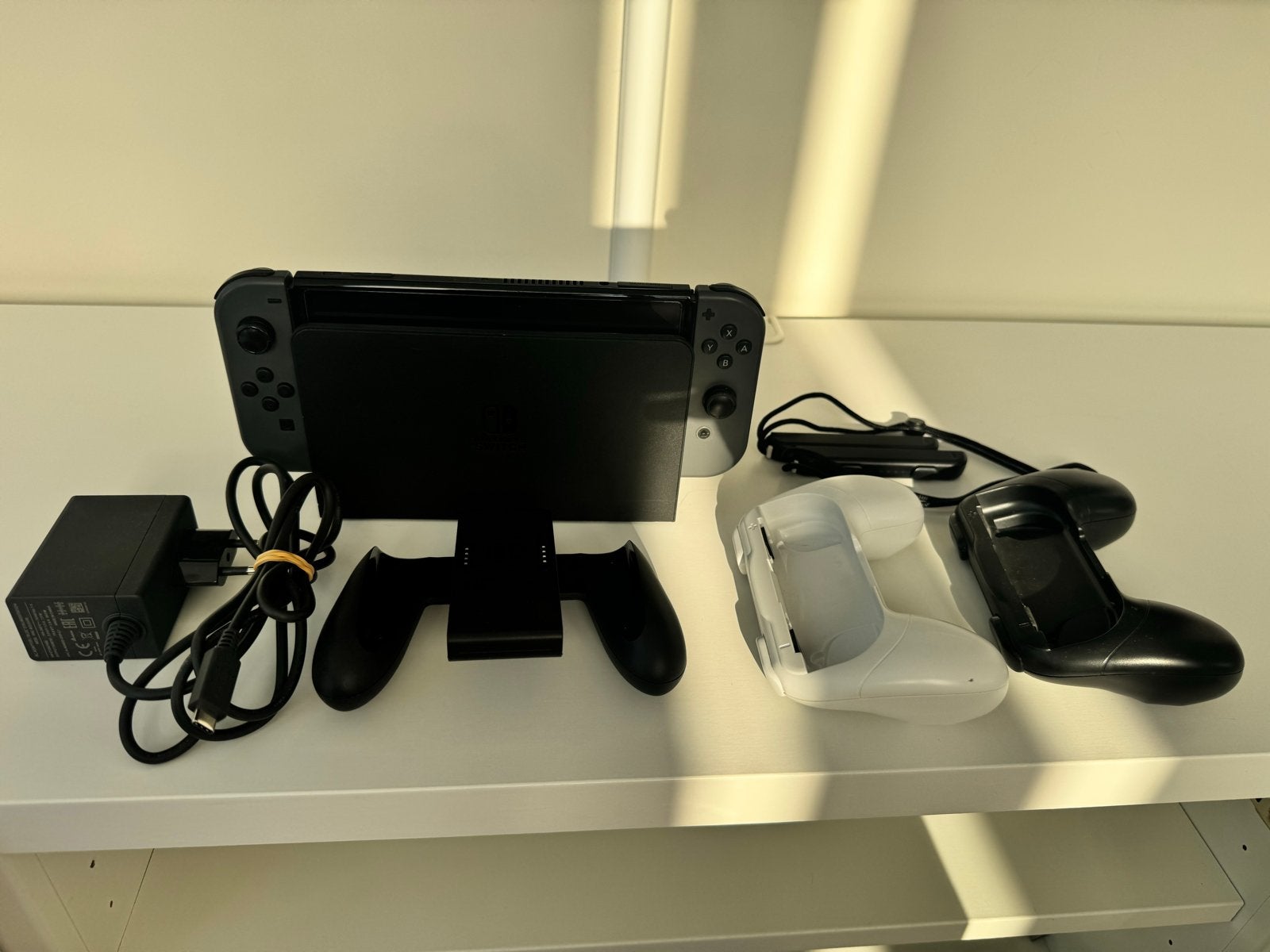 Nintendo Switch Oled met accessoires, Spelcomputers en Games, Spelcomputers | Nintendo Switch, Zo goed als nieuw, Switch 2019 Upgrade