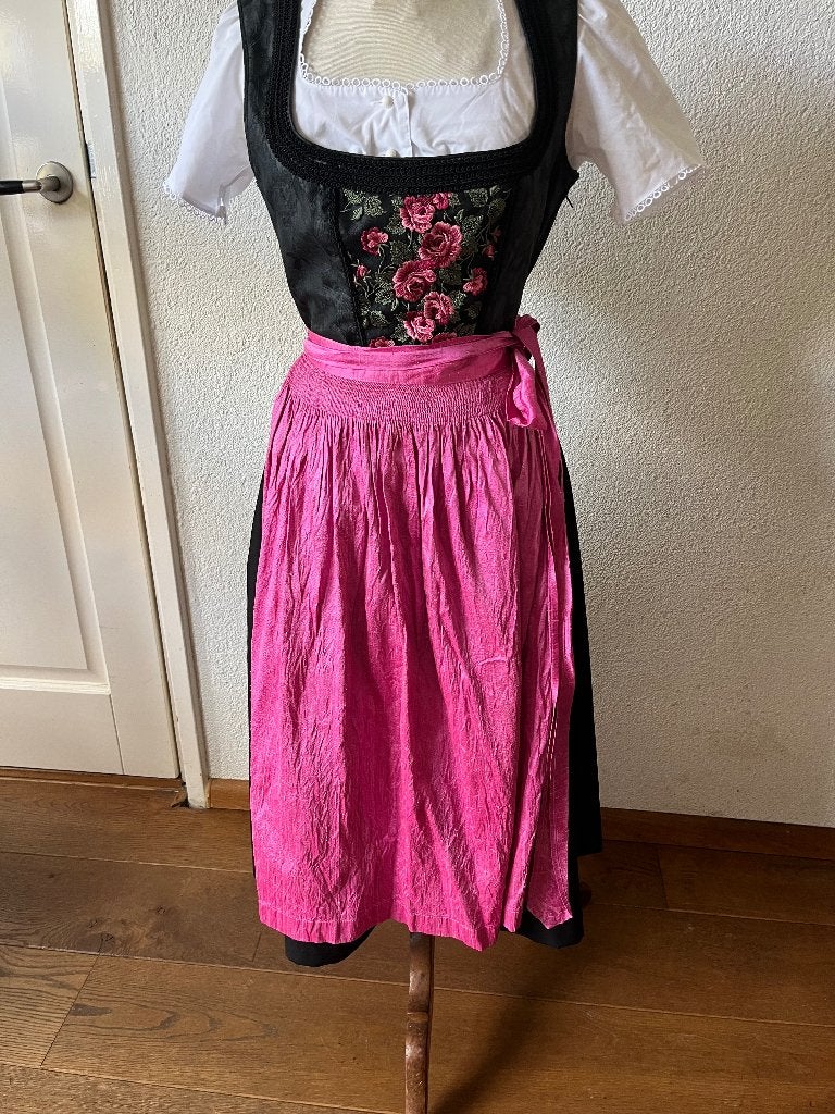 Dirndl met geborduurde rozen, zijden schort en blouse mt 36, Kleding | Dames, Carnaval, Country Line, Ophalen of Verzenden, Kleding