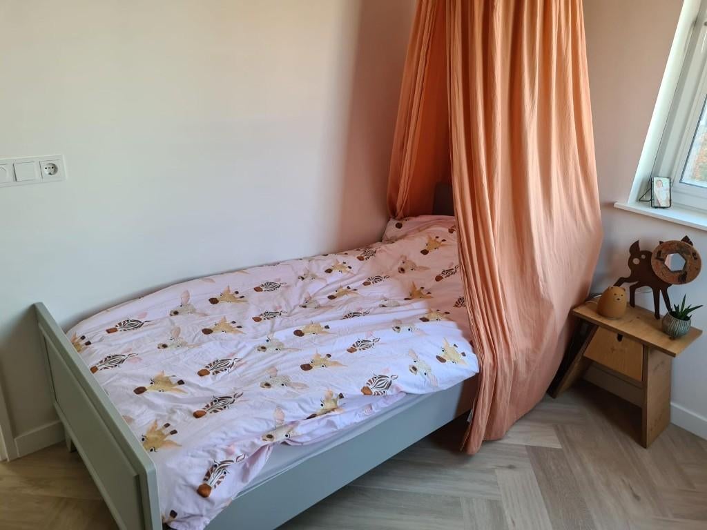 WOOOD Lily Bed - Grenen - Clay (klassiek en modern), Ophalen, 85 tot 100 cm, Zo goed als nieuw, Lattenbodem