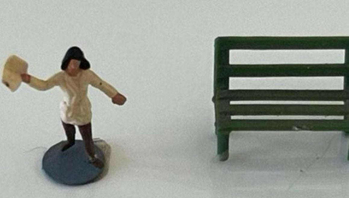 Miniatuur dame met groen bankje - HO schaal, Ophalen of Verzenden, Gebruikt, Overige typen