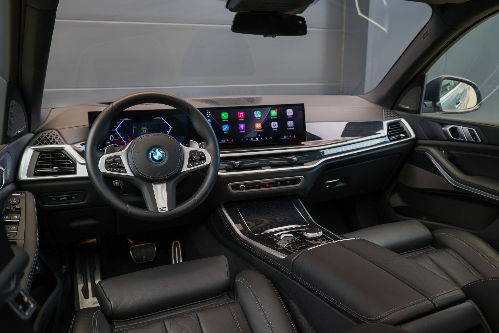 Foto 4 van BMW X5 xDrive50e | BTW | SKYLOUNGE | 22 INCH | COMFORTSTOELE