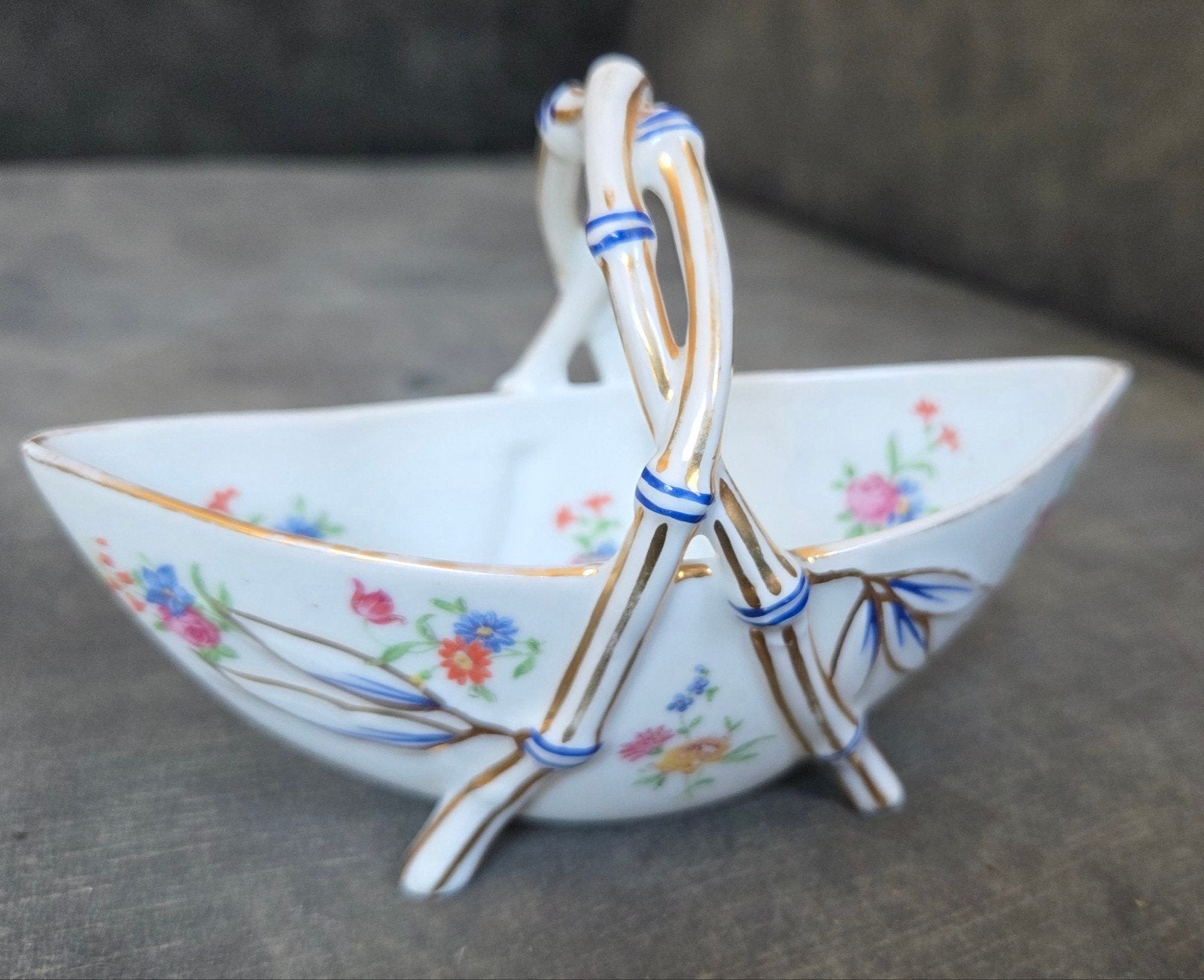Limoges porselein antiek bonbon schuitje
14 cm lang
Puntgaaf, Ophalen of Verzenden
