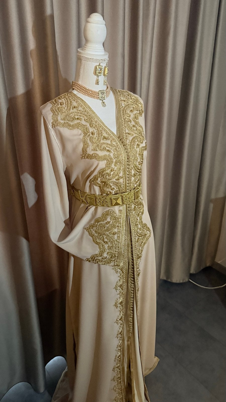 Nieuwe Takchita Marokkaanse Jurk met Riem, Kleding | Dames, Ophalen of Verzenden, Nieuw, Maat 38/40 (M), Beige