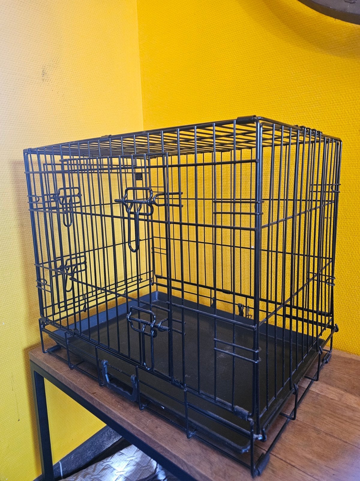 stevige honden bench. 60 cm kwaliteit heel goed. als nieuw., Dieren en Toebehoren, Ophalen of Verzenden
