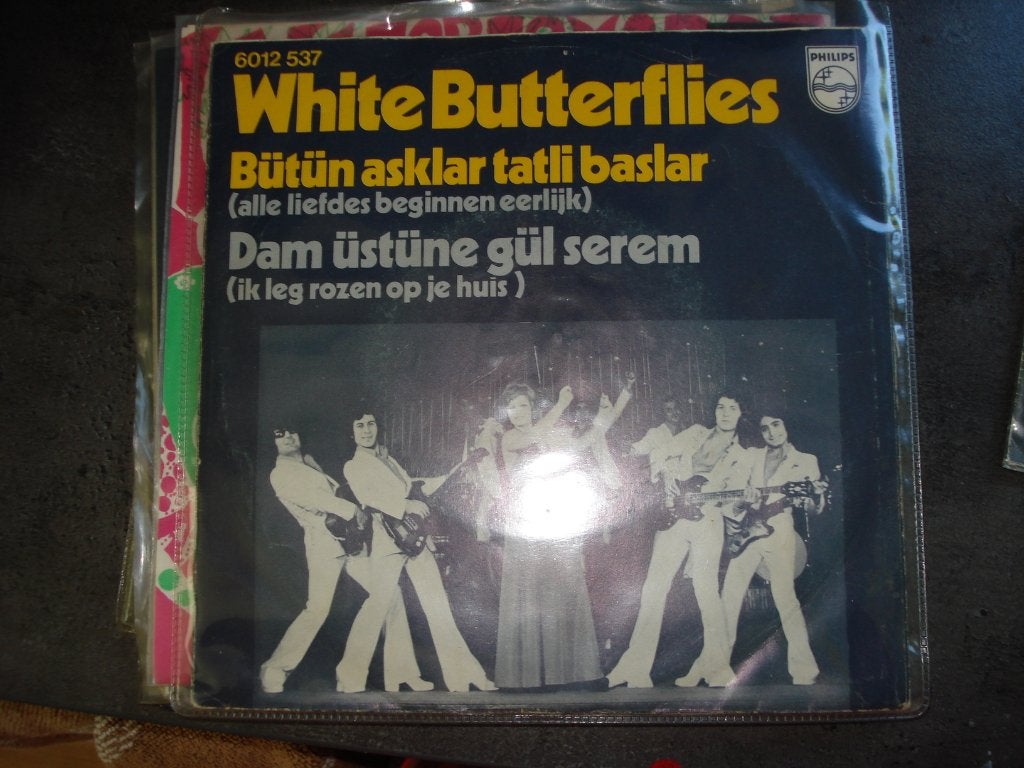 White Butterflies: Bütün askla tatli baslar / Dam üstüne gül, Wereldmuziek, 7 inch, Single, Fotohoes