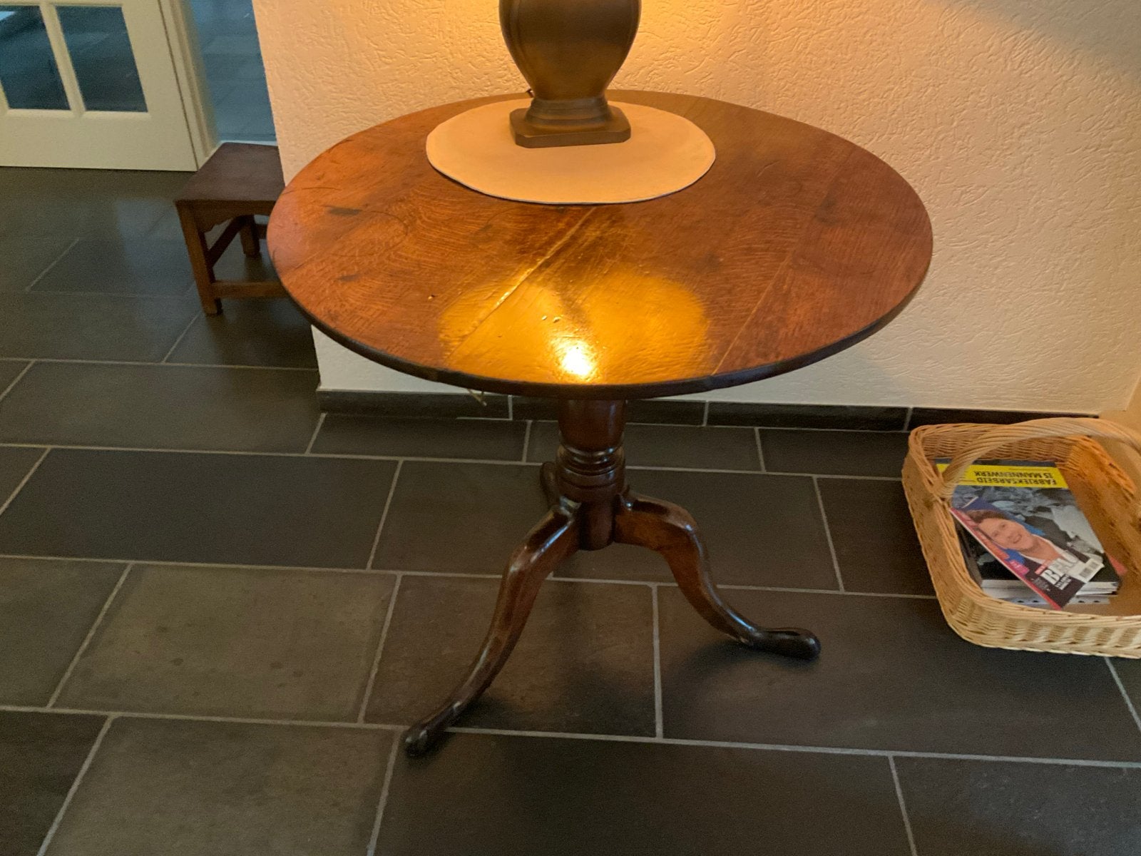 Antieke houten ronde salontafel, Ophalen