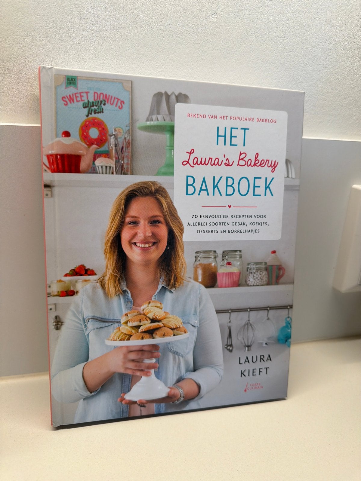 Het Laura's Bakery Bakboek - Laura Kieft, Ophalen of Verzenden, Zo goed als nieuw, Taart, Gebak en Desserts