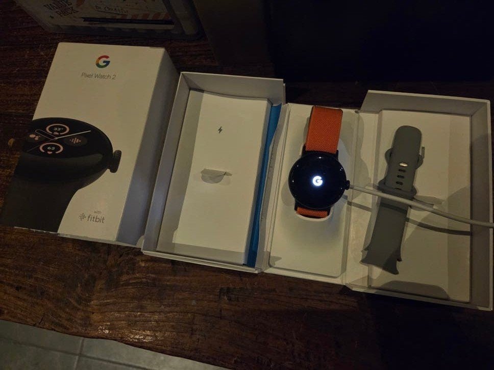 Foto 2 van Google pixel watch 2 met extra sports bandje