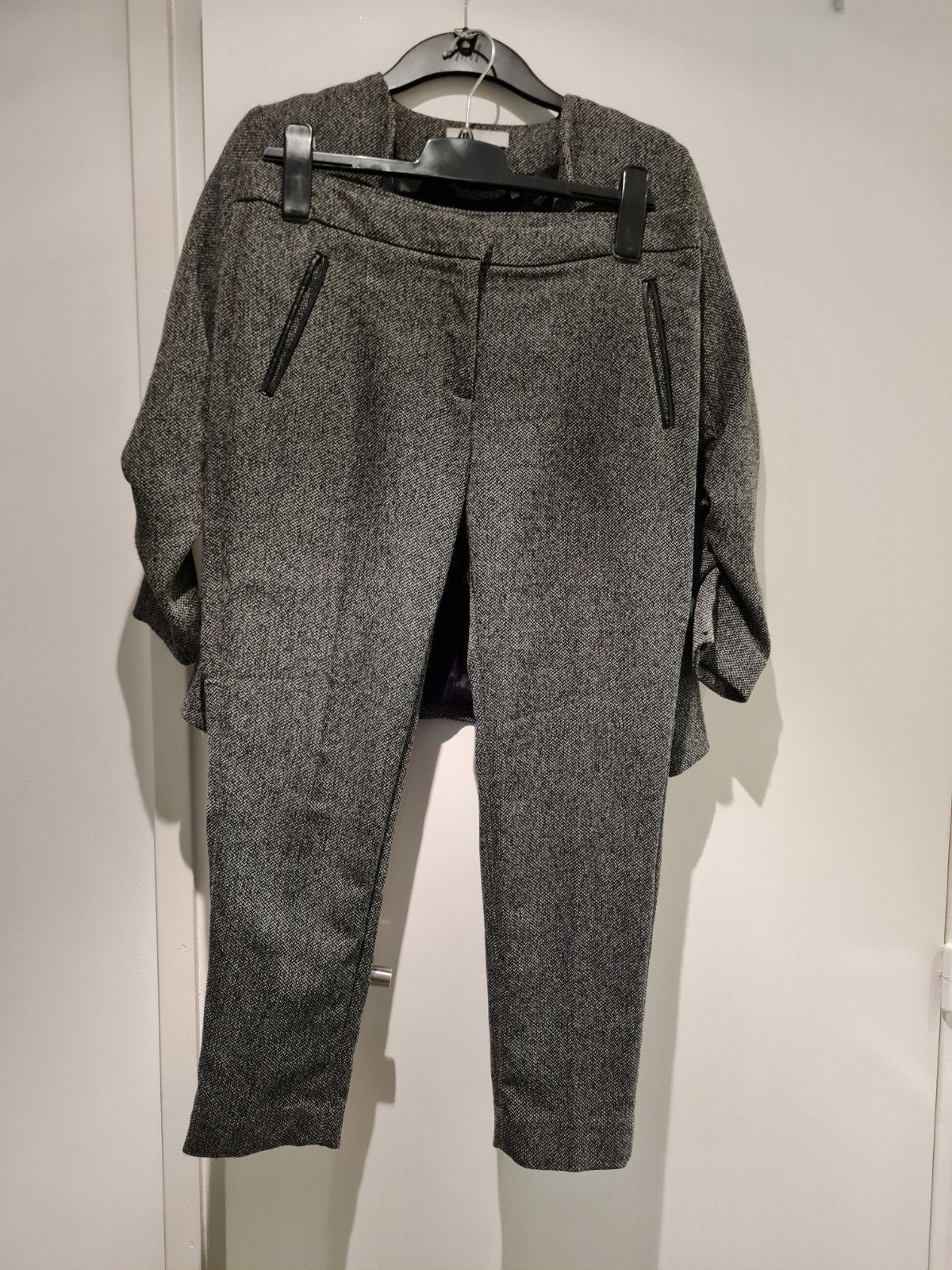 Elegant H&M Damespak met Geplooide Mouwen en Zwarte Details, Maat 38/40 (M), H&M, Kostuum of Pak, Ophalen of Verzenden