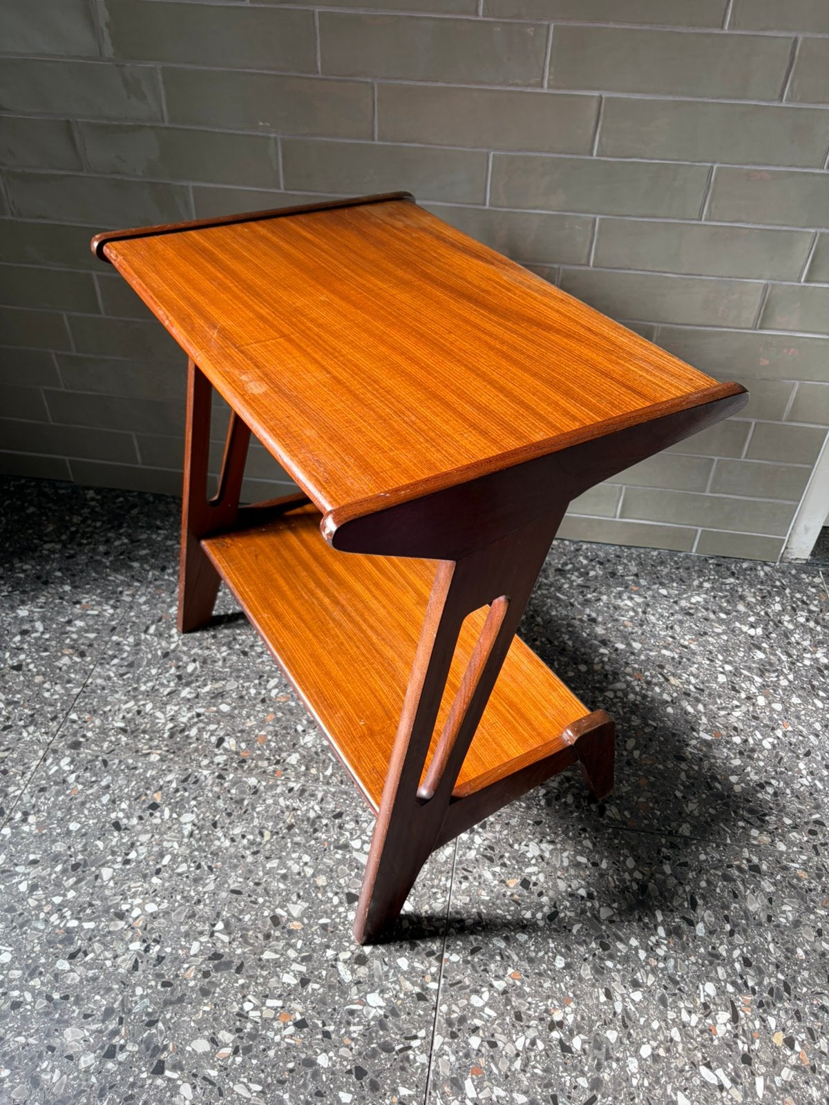 vintage teakhouten zigzag-bijzettafelvan Louis van Teeffelen, Ophalen, Minder dan 55 cm, 45 tot 60 cm
