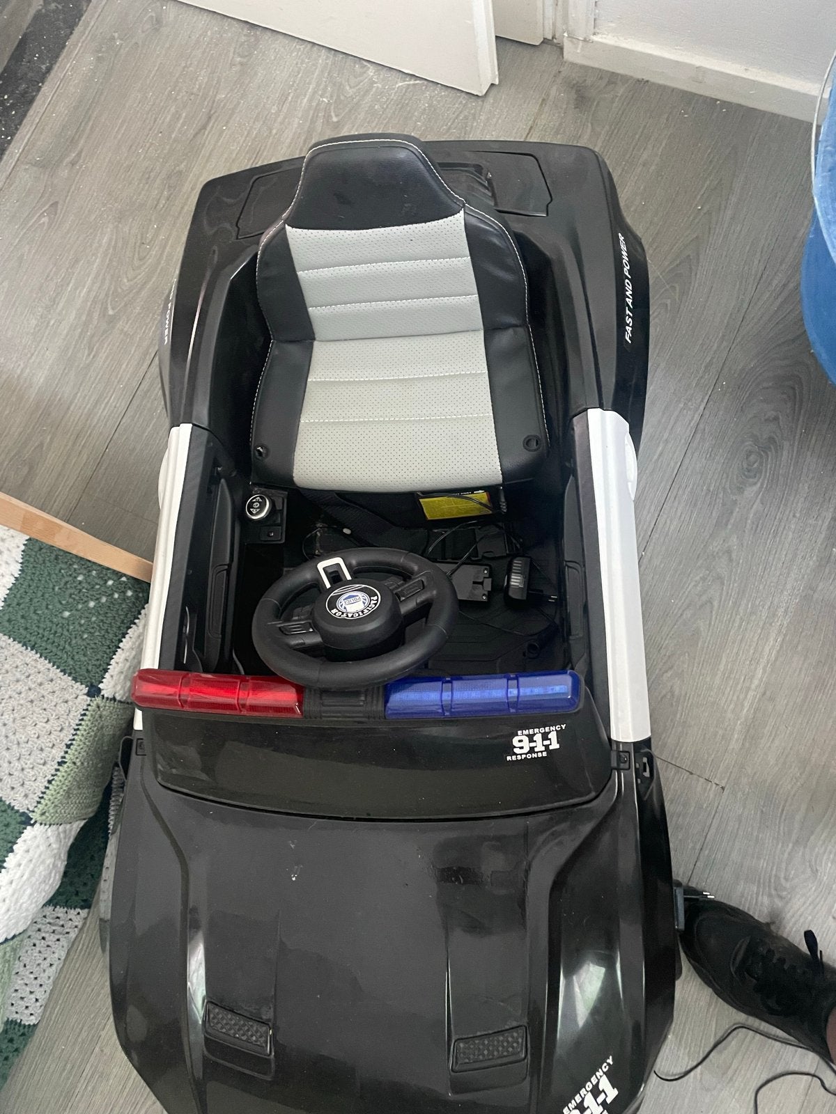 Elektrische kinderauto met afstandsbediening en sirene, Kinderen en Baby's, Gebruikt