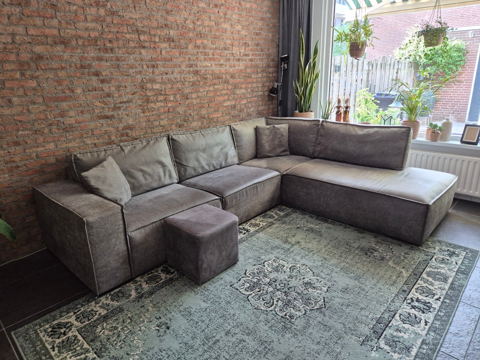 Comfortabele antraciet grijze hoekbank met poef en kussens., 250 tot 300 cm, Gebruikt, Hoekbank, 75 tot 100 cm