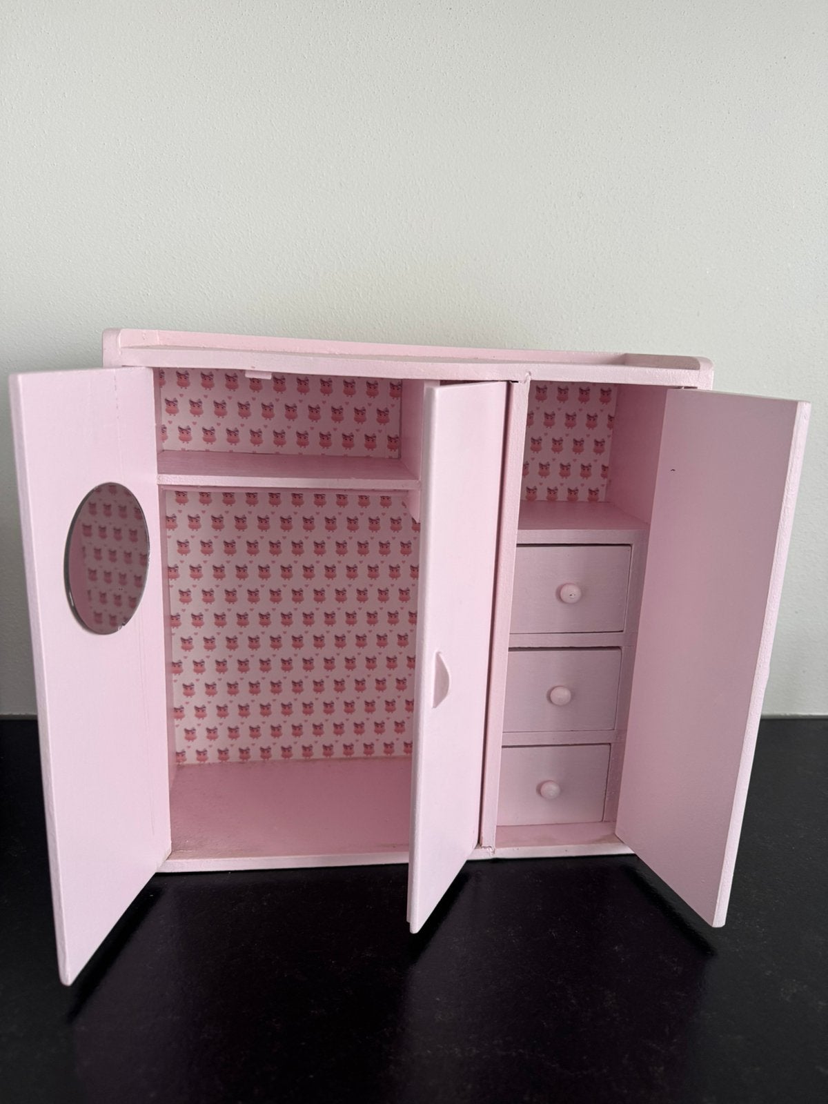 Houten kledingkast voor poppen- of barbiekleding, Ophalen of Verzenden, Zo goed als nieuw, Babypop
