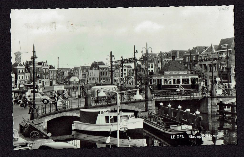 Leiden - Blauwpoortbrug - 1960 - Echte foto, Verzenden, 1940 tot 1960, Gelopen, Zuid-Holland