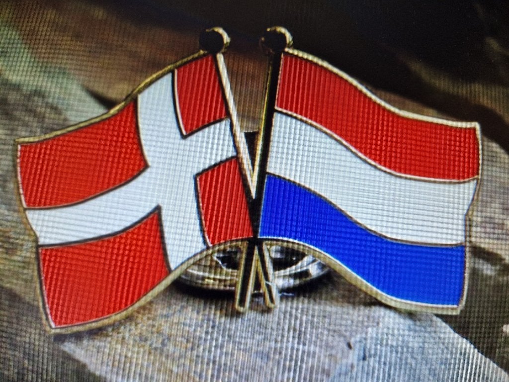 GEZOCHT   vriendschapsspeld   Denemarken / Nederland, Ophalen of Verzenden, Stad of Land, Speldje of Pin
