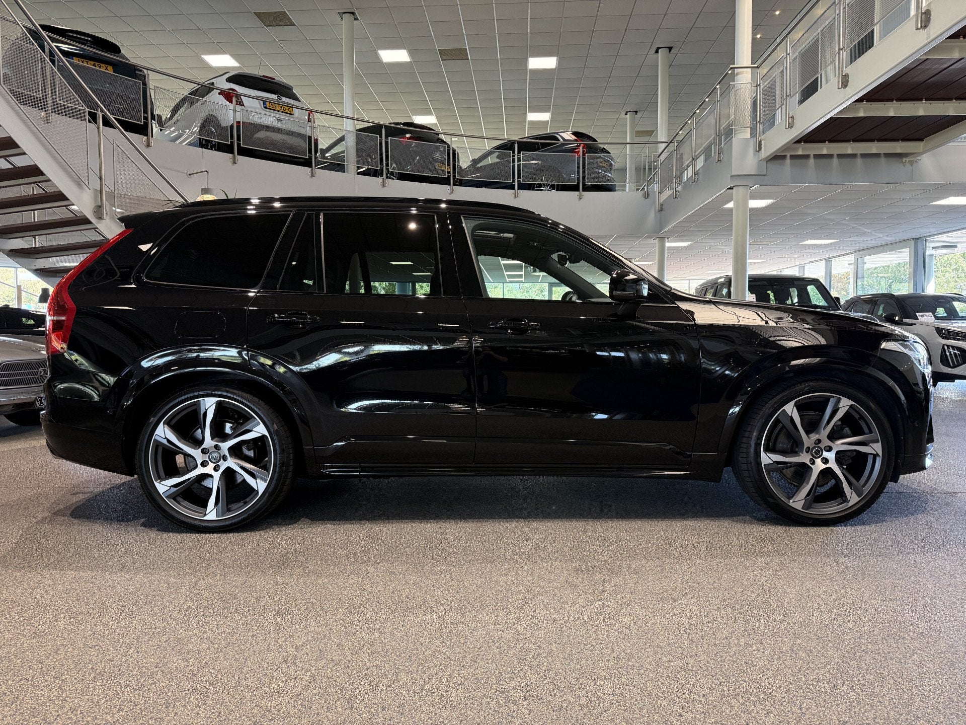 Foto 4 van Volvo XC90 2.0 T8 Recharge AWD R-Design, Trekhaak, Luchtveri