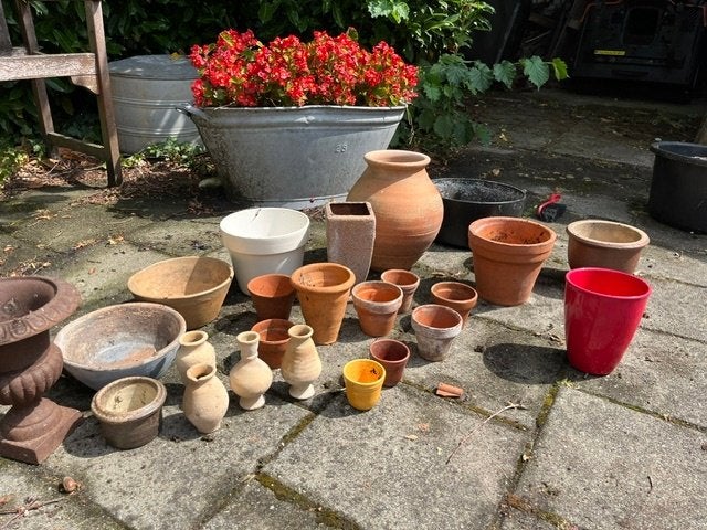 bloempotten en vazen en/of decoratiemateriaal, Tuin en Terras, Bloempotten, Ophalen, Rond, Zo goed als nieuw, Balkon
