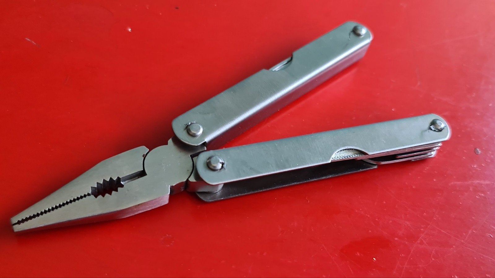 Multitool met tang en diverse gereedschappen, Ophalen of Verzenden, Zo goed als nieuw, Multitool, Overige merken